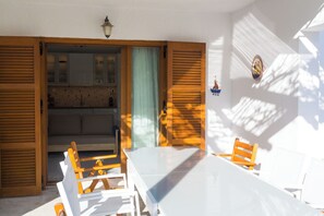 Outdoor dining - Charming Beach Villa - walk to beach - 10 sleeps (Elani)