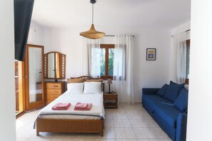 3 slaapkamers, een strijkplank/strijkijzer, wifi, beddengoed