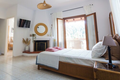 Charming Beach Villa - walk to beach - 10 sleeps