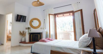 Charming Beach Villa - walk to beach - 10 sleeps