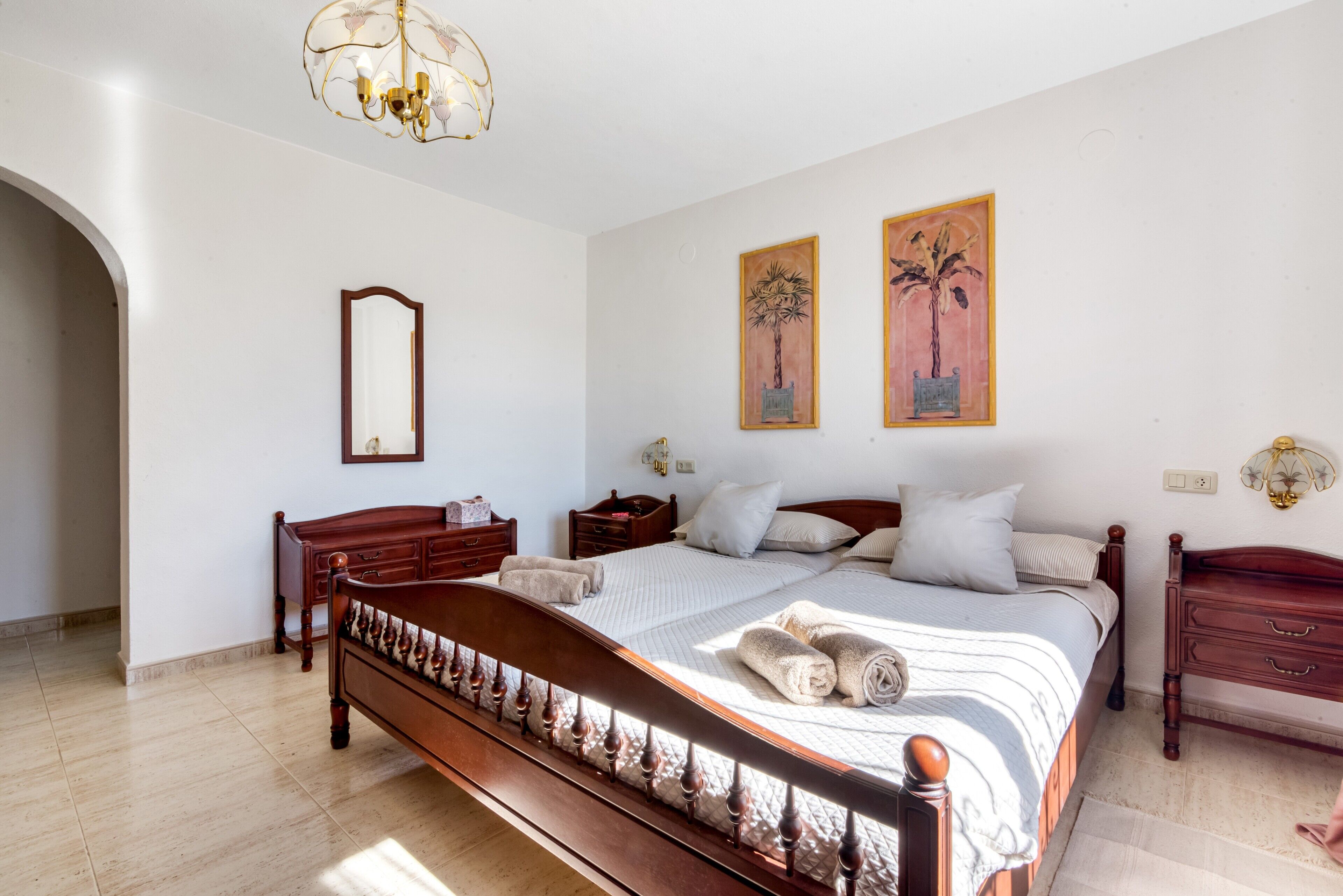 4 bedrooms, iron/ironing board, WiFi, bed sheets
