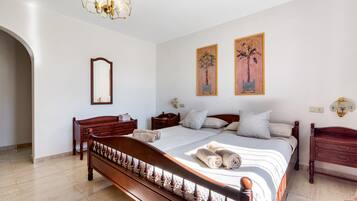 4 bedrooms, iron/ironing board, WiFi, bed sheets