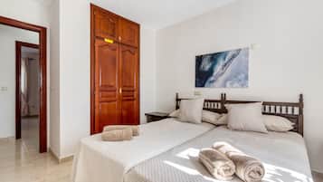 4 habitaciones, tabla de planchar con plancha y ropa de cama