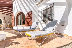 Terrace/patio - Detached Villa in Cumbres del Sol with Private Pool and Large Enclosed Garden (El Poble Nou de Benitatxell)