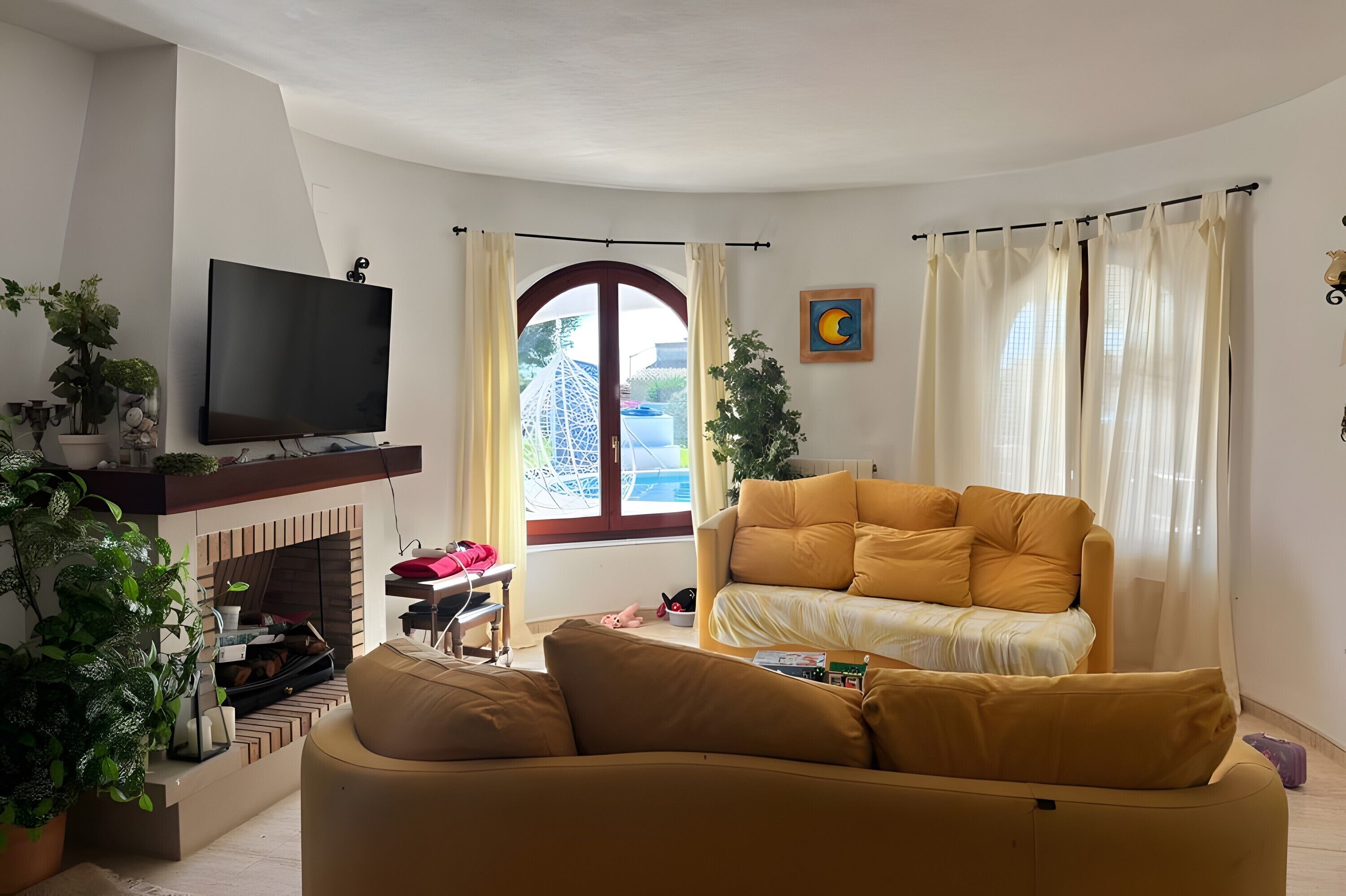 Una televisión, una chimenea