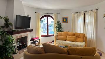 Una televisión, una chimenea