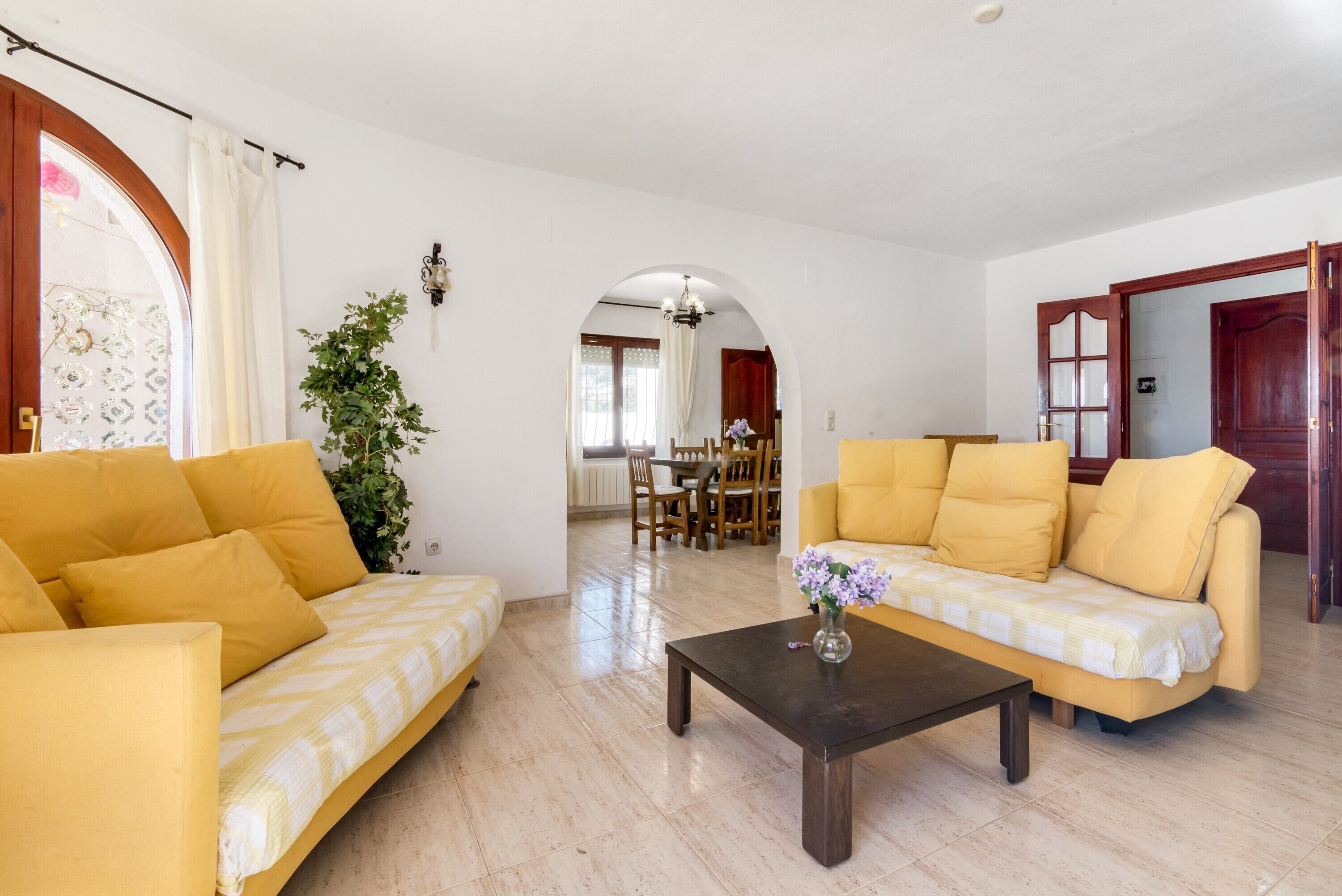 Een televisie en een open haard