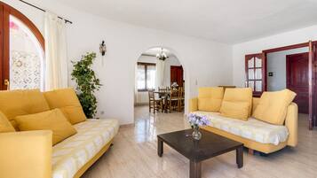 Een televisie en een open haard