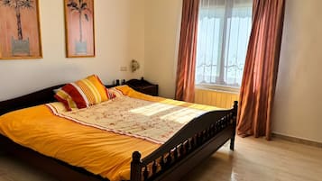 4 bedrooms, iron/ironing board, bed sheets