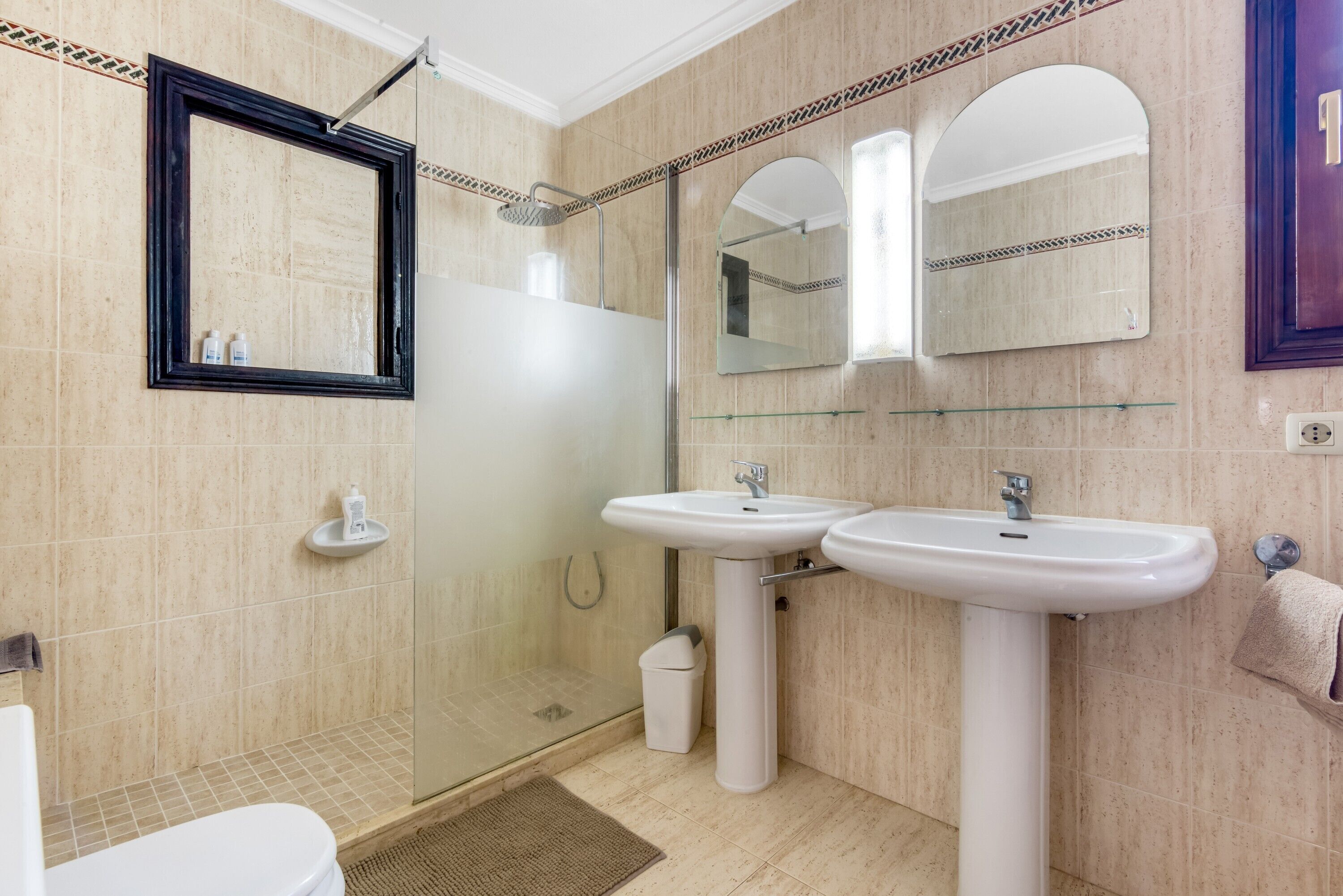 Douche, sèche-cheveux, serviettes fournies