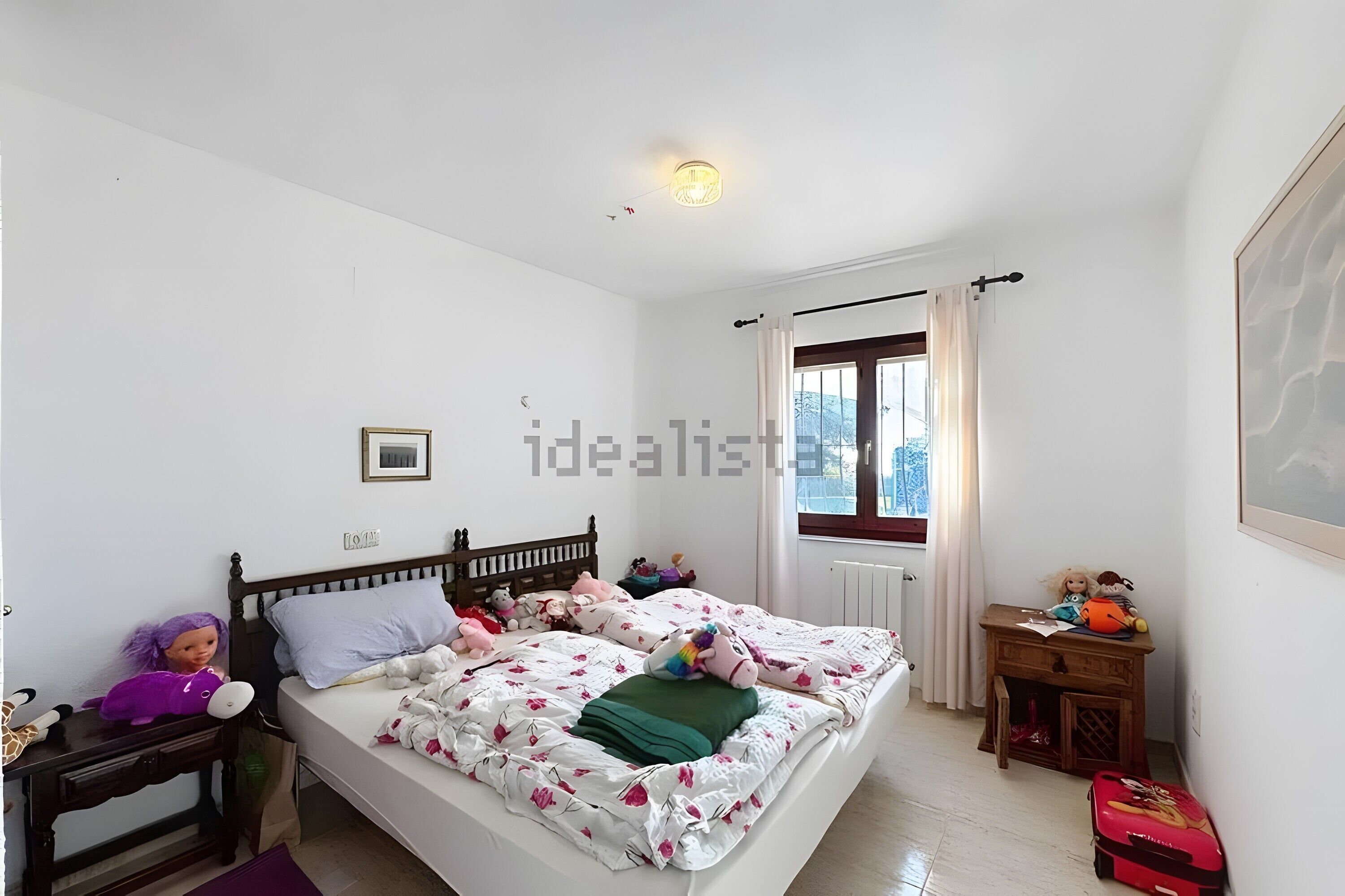 Tabla de planchar con plancha y ropa de cama