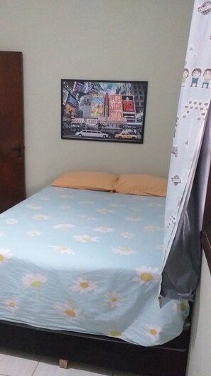A bedroom with a bed, a pillow, a wall-mounted poster, and a curtain. - Spacious house with a heated hot tub and pool on Shangri-La Beach. (Pontal do Paraná)