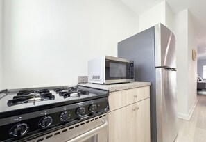 Fridge, microwave, oven, stovetop - 1BR Miami Beach Apt with King plus 2 Queens & Smart TV (Miami Beach)