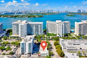 Aerial view - 1BR Miami Beach Apt with King plus 2 Queens & Smart TV (Miami Beach)