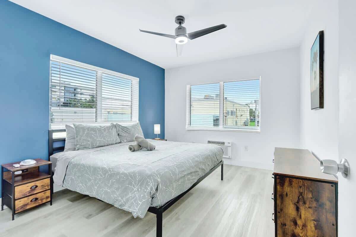 1 dormitorio, tabla de planchar con plancha, wifi y ropa de cama