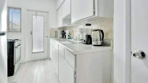 Wasserkocher mit Kaffee-/Teezubehör, Kühlschrank, Mikrowelle, Ofen