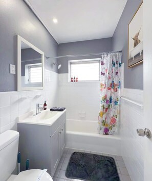 Shower, hair dryer, shampoo - 1BR Miami Beach Apt with King plus 2 Queens & Workspace (Miami Beach)