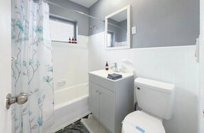 Shower, hair dryer, shampoo - 1BR Miami Beach Apt with 3 Queens plus Free Parking (Miami Beach)