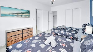 1 bedroom, iron/ironing board, WiFi, bed sheets - 1BR Miami Beach Apt w/ 3 Queens + Free Parking (Miami Beach)