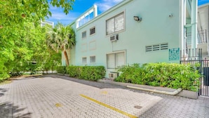 Exterior - 1BR Miami Beach Apt w/ 3 Queens + Free Parking (Miami Beach)
