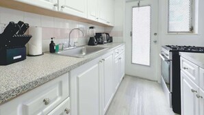 Coffee/tea maker, fridge, microwave, oven - 1BR Miami Beach Apt w/ 3 Queens + Free Parking (Miami Beach)