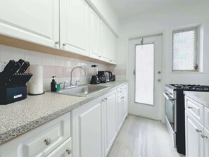 Fridge, microwave, oven, stovetop - 1BR Miami Beach Apt with 3 Queens plus Free Parking (Miami Beach)