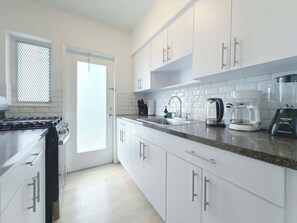 Fridge, microwave, oven, stovetop - 1BR Miami Beach Apt with King plus 2 Queens & Parking (Miami Beach)