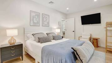 Tabla de planchar con plancha, wifi, ropa de cama