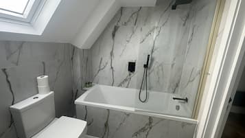 Apartment, 2 Bedrooms | Bathroom | Toilet paper