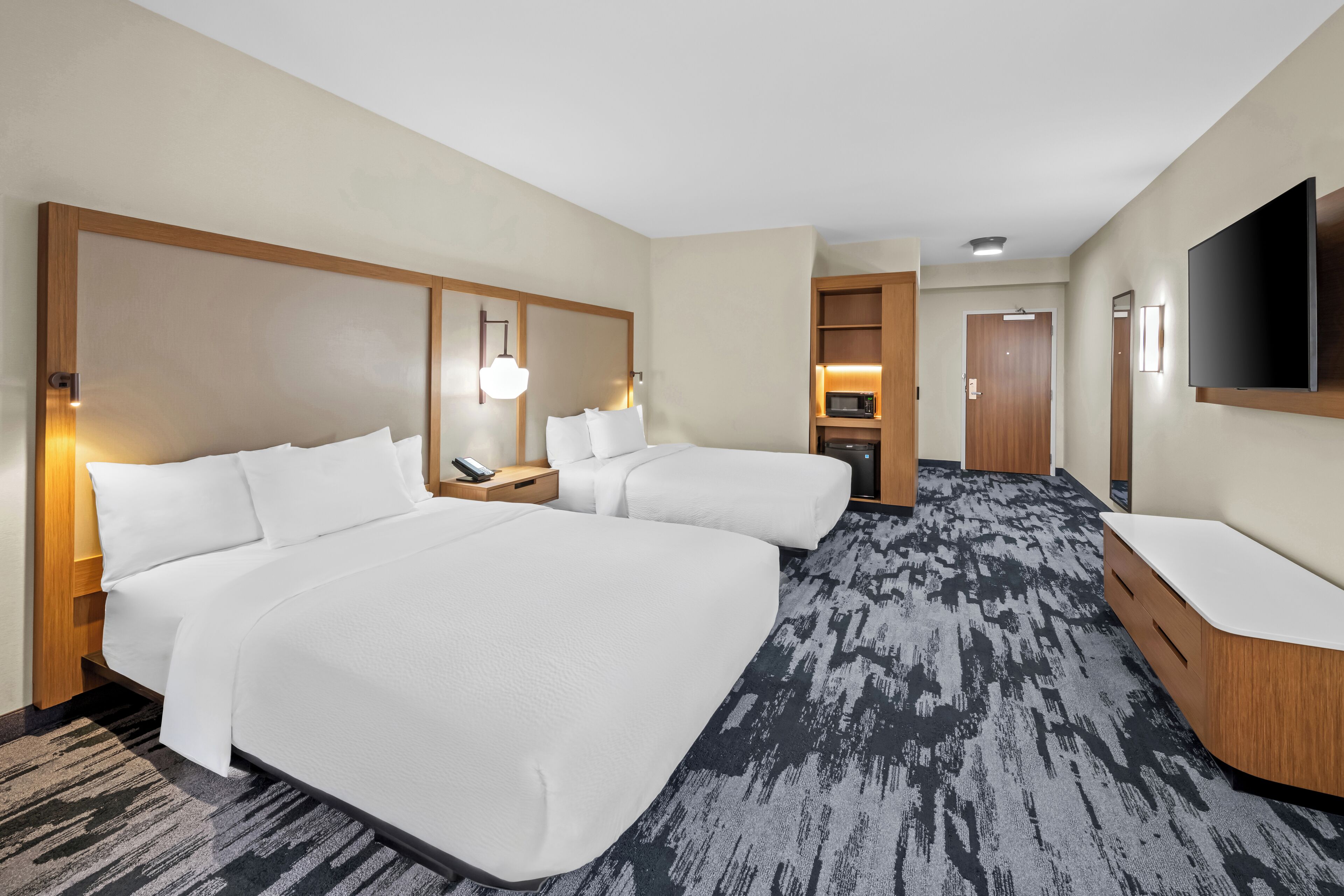 Standard-Doppelzimmer, Stadtblick | Schreibtisch, laptopgeeigneter Arbeitsplatz, Bügeleisen/Bügelbrett