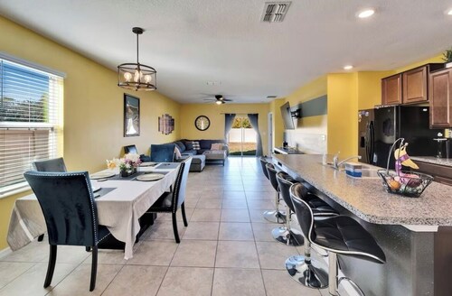 Spacious 5-bedroom house in pleasant Wimauma with a warmth vibe