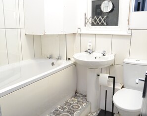 Hair dryer, towels, toilet paper - Manchester Ashton Suites Free Parking M60 J23 (Ashton-under-Lyne)