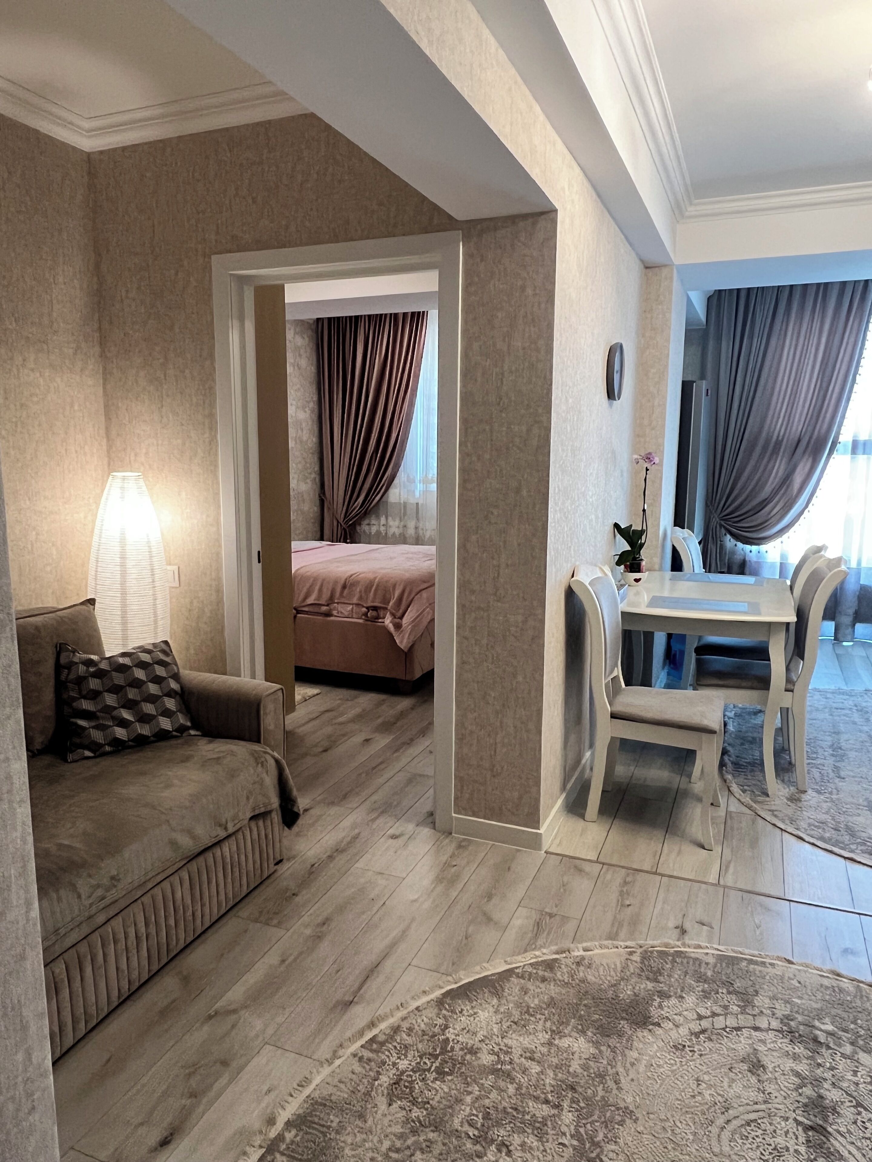 1 habitación, tabla de planchar con plancha, internet y ropa de cama 