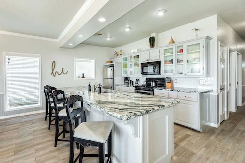 Beachfront: Beautiful Spacious Home