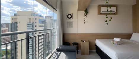 Studio | Màn/rèm cản sáng, bàn ủi/dụng cụ ủi quần áo