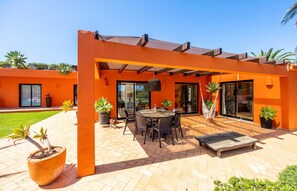 Outdoor dining - Vrbo Property (Sagres)