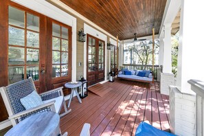 Terrace/patio - Hallie’s House, Bikes Included, Blue Mountain Beach, Dog Friendly (Santa Rosa Beach)