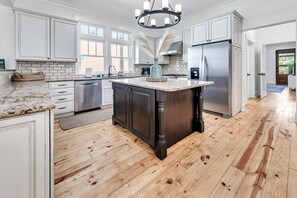 冰箱、微波炉、烤箱、炉灶