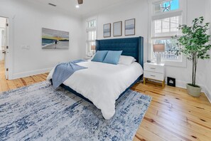 デスク、アイロン / アイロン台、WiFi (無料)、ベッドシーツ