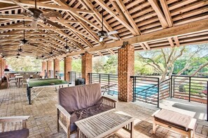 Outdoor dining - Hallie’s House, Bikes Included, Blue Mountain Beach, Dog Friendly (Santa Rosa Beach)