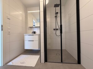 Shower, towels, soap, toilet paper - Vrbo Property (Rheinhausen)