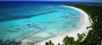 2 min walk from Caribbean waters 2bed2bath fully equipped with huge new jacuzzi