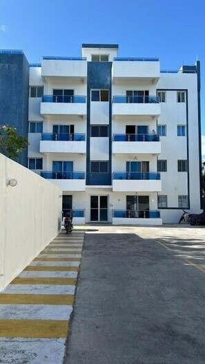 Exterior - 2 min walk from Caribbean waters 2bed2bath fully equipped with huge new jacuzzi  (La Romana)