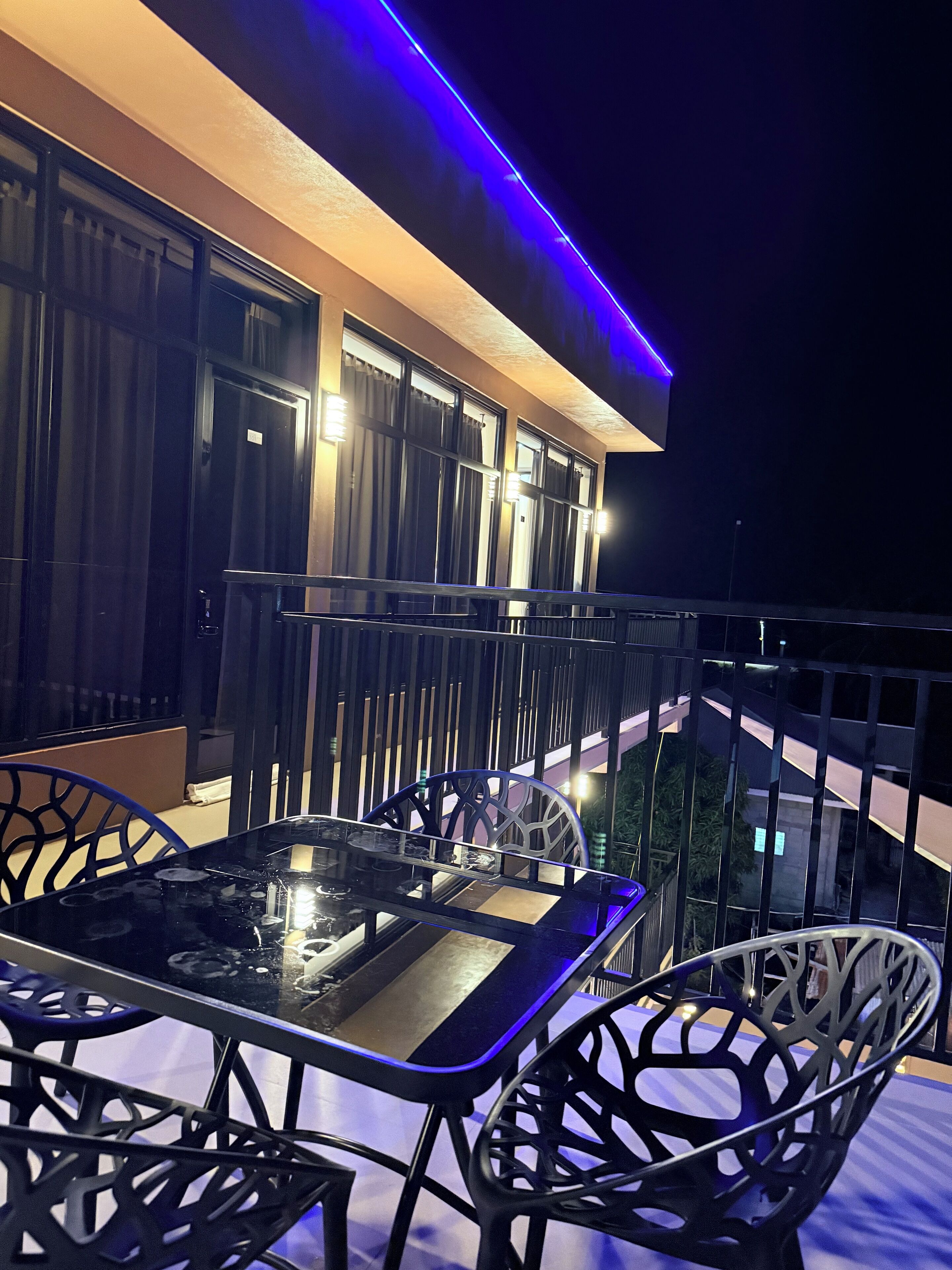 Luxury Suite, Pool View | Tempat makan luar