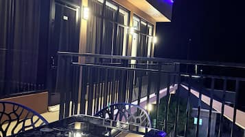 Luxury Suite, Pool View | Tempat makan luar