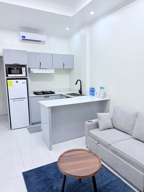 ห้องดีลักซ์สวีท, 2 ห้องนอน, วิวสระว่ายน้ำ | บริเวณนั่งเล่น