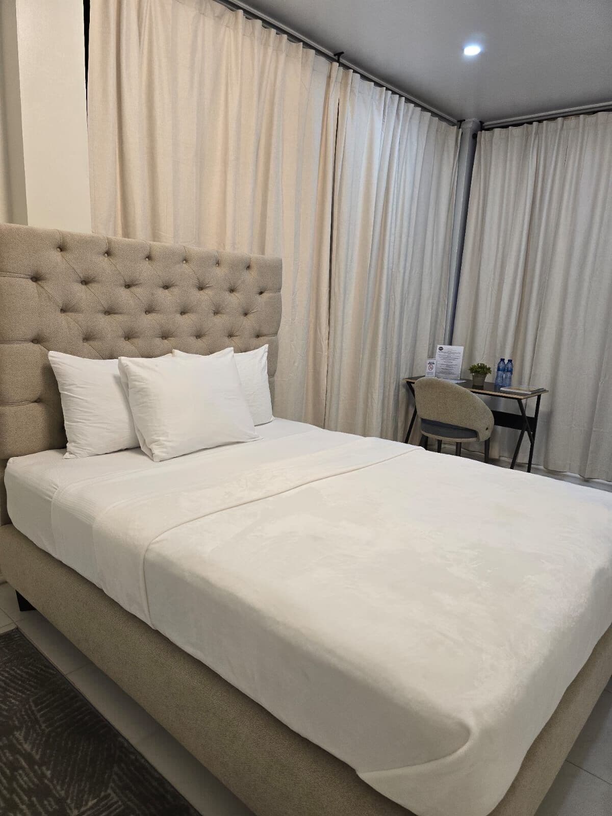 デラックス シング  ルルーム バルコニー プールビュー