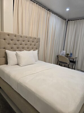 Deluxe Single Room, Balcony, Pool View | Peti besi dalam bilik, meja, ruang kerja komputer riba 