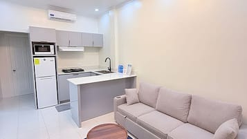 Deluxe-suite - 2 soveværelser - udsigt til pool | Opholdsområde