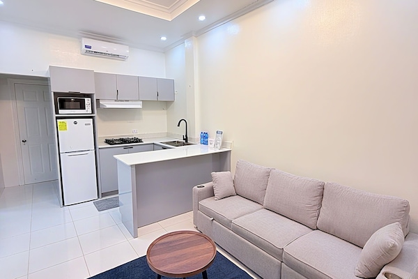 Deluxe Suite, 2 Bedrooms, Pool View | Living area
